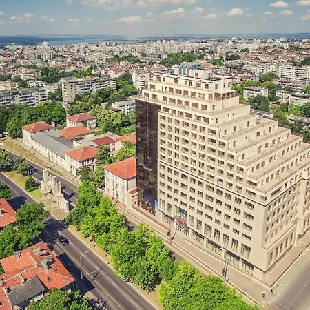 тони 1 с панорамна морска гледка и паркинг Varna