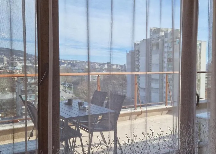 тони 1 с панорамна морска гледка и паркинг * Warna