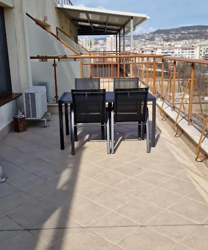 тони 1 с панорамна морска гледка и паркинг