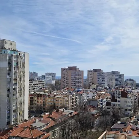 тони 1 с панорамна морска гледка и паркинг Apartmán