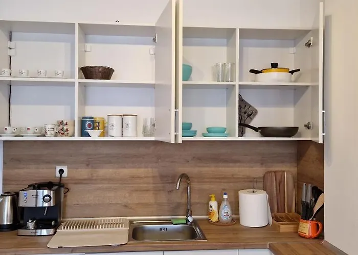 тони 1 с панорамна морска гледка и паркинг